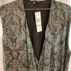 Shell made of silk with nylon lining. So soft and relaxed complementary fit